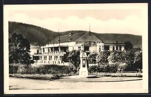 AK Hranice, Wettersäule vor der Schule