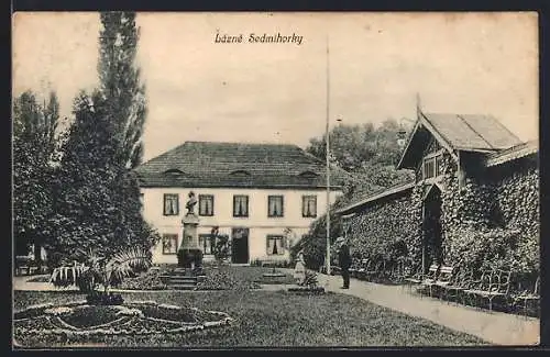 AK Lazne Sedmihorky / Bad Wartenberg, Gartenanlage hinter dem Haus