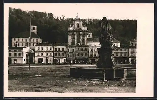 AK Fulnek, Ortspartie mit Geschäften und Brunnen