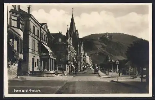 AK Berncastel, Gestade, Strassenpartie mit Blick zur Burg