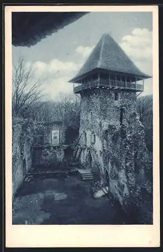 AK Uschhorod, Hof der Burgruine mit intaktem Turm