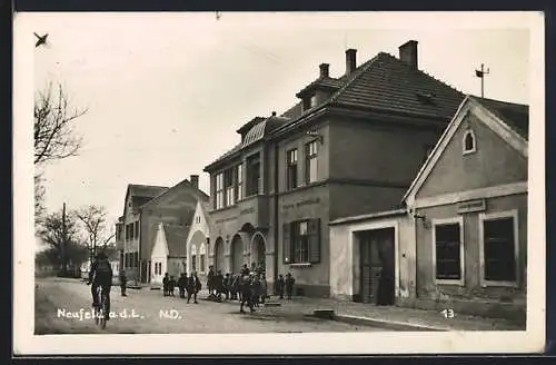 AK Neufeld a. d. L., Kinder vor dem Rathaus