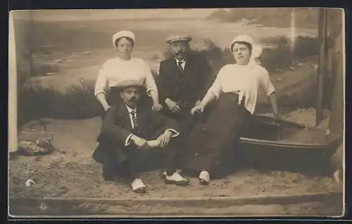 Foto-AK Gruppenbild an Boot in einer Studiokulisse