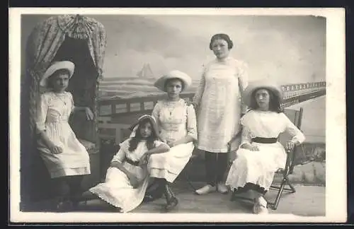 Foto-AK Fünf Frauen an einem Strandkorb in einer Studiokulisse