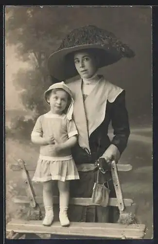 Foto-AK Elegante Dame mit Kind in einer Studiokulisse