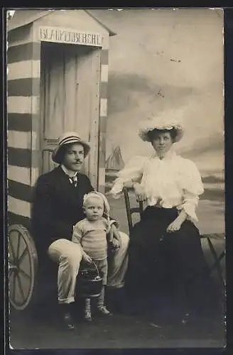 Foto-AK Blankenberghe, Familie am Umzugswagen in einer Studiokulisse