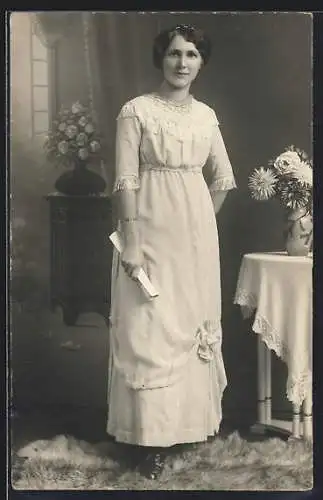 Foto-AK Elegante Dame vor einer Studiokulisse mit Vorhang und Fenster