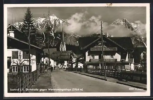 AK Seefeld in Tirol, Dorfstrasse gegen Wettersteingebirge