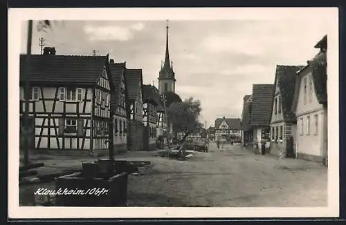 AK Kleukheim /Obfr., Strassenpartie mit Brunnen und Kirchturm