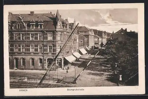 AK Annen / Westfalen, Bismarckstrasse mit Bahnübergang und Geschäften aus der Vogelschau