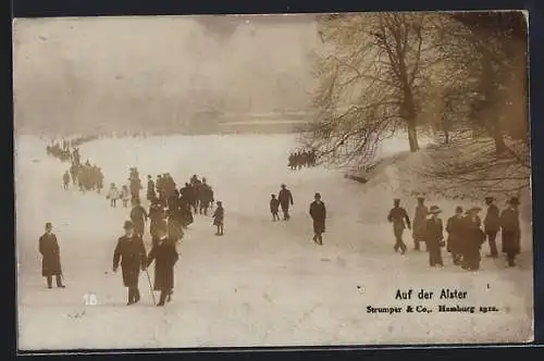 AK Hamburg, Auf der Alster, Spaziergänger auf dem Eis, Fotoverlag Strumper & Co.