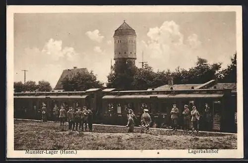 AK Munster (Lager), Lagerbahnhof mit Soldaten, Wasserturm