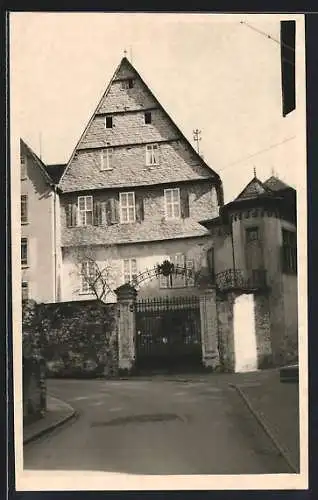 Foto-AK Diez, Haus zu den Papageien, Schlossberg 6, mit Strasse und Eingangsportal