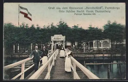 AK Papenberge, Restaurant Havelschloss O. Schöne mit Wirtsleuten auf dem Anlegesteg und Gartenblick