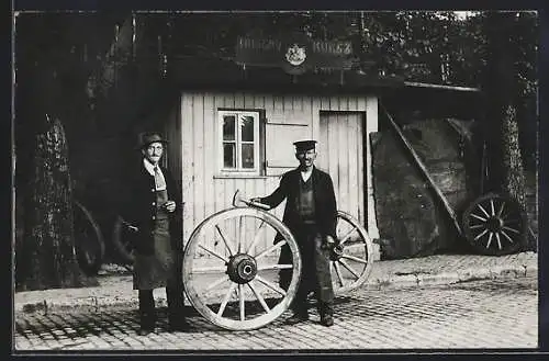 Foto-AK Stuttgart, Wagnerei Gustav Kurz, Zwei Wagner mit Rädern, 1918