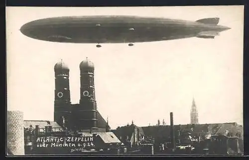 AK München, Atlantic Zeppelin über der Frauenkirche, 1924