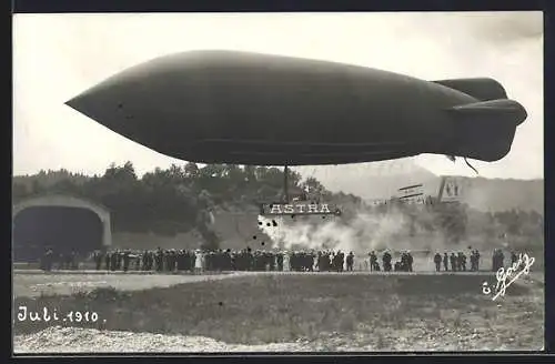 Foto-AK Zeppelin beim Aufstieg vor Zuschauern