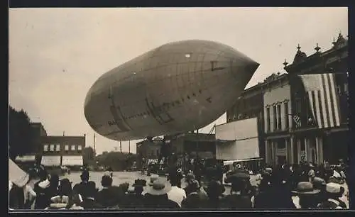 Foto-AK Zuschauer vor einem Zeppelin