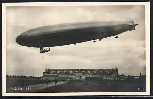 AK Zeppelin LZ 113 L71 über einer Luftschiffhalle