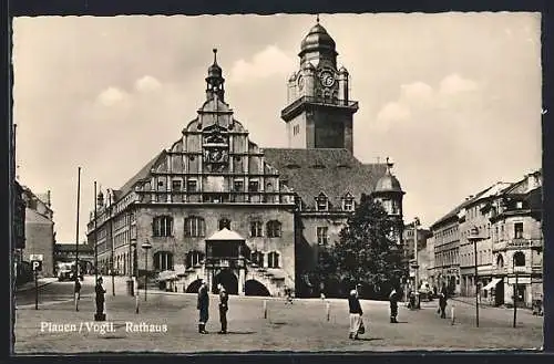 AK Plauen /Vogtl., Strassenpartie mit Geschäften und Rathaus