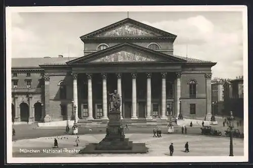 AK München, National-Theater mit Denkmal