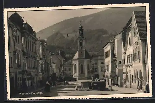 AK Weyer / Enns, Marktplatz mit Brunnen und Kirche