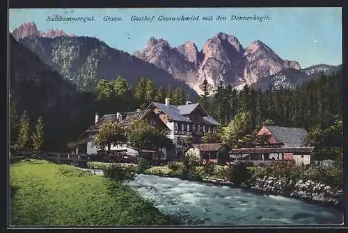 AK Gosau, Flusspartie am Gasthof Gosauschmied und Blick auf die Donnerkogeln