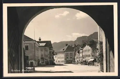 AK Mondsee, Blick auf den Marktplatz von einem Durchgang aus