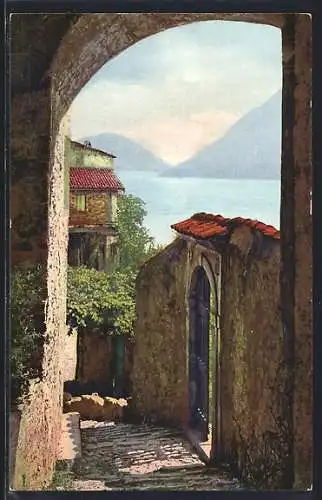 AK Gandria, /Lago di Lugano, Gassenpartie mit Tor und Seeblick