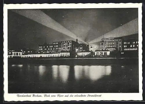 AK Borkum, nächtlicher Blick vom Meer auf den erleuchteten Strand