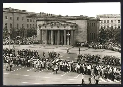 AK Berlin, Mahnmal für die Opfer des Faschismus und Militarismus, Neue Wache Unter den Linden