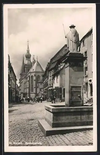 AK St. Wendel /Saar, Balduinstrasse mit Denkmal-Brunnen u. Kirche