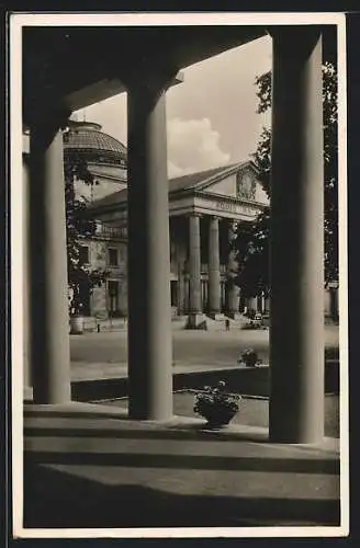 AK Wiesbaden, Brunnenkolonnade und Kurhaus