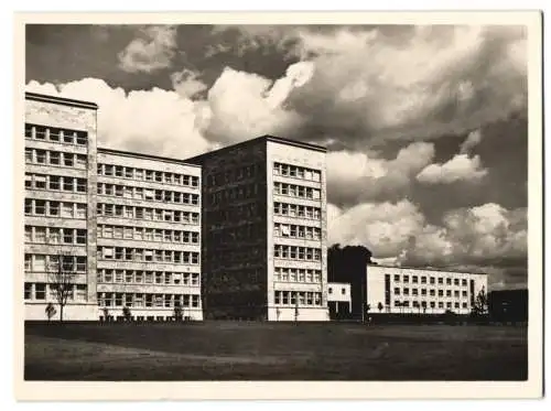 12 Fotografien Ansicht Frankfurt / Main, das neue Verwaltungsgebäude der IG-Farbenindustrie, Architekt: Hans Poelzig