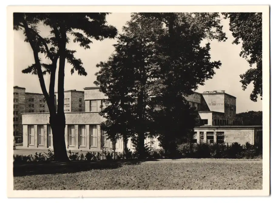 12 Fotografien Ansicht Frankfurt / Main, das neue Verwaltungsgebäude der IG-Farbenindustrie, Architekt: Hans Poelzig 11