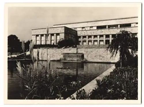 12 Fotografien Ansicht Frankfurt / Main, das neue Verwaltungsgebäude der IG-Farbenindustrie, Architekt: Hans Poelzig