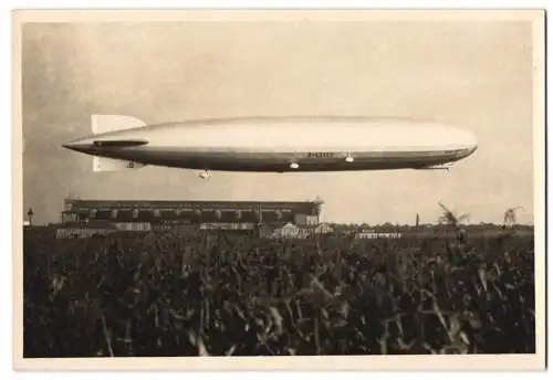 Fotografie Luftschiffbau Zeppelin Werft, Zeppelin LZ127 Graf Zeppelin an der Zeppelinhalle