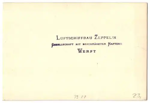 Fotografie Luftschiffbau Zeppelin Werft, Zeppelin LZ127 Graf Zeppelin an der Zeppelinhalle