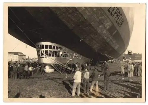 Fotografie unbekannter Fotograf und Ort, Zeppelin LZ127 Graf Zeppelin wird mit Tauen am Boden gehalten