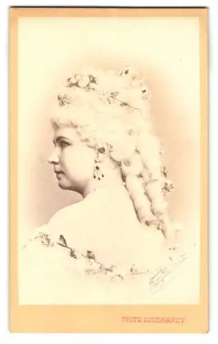 Fotografie Fritz Luckhardt, Wien, Marie Geistinger in Die Grossherzogin von Gerolstein, Rückenportrait mit Locken