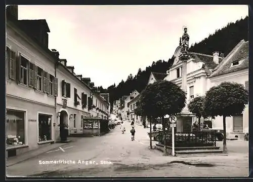 AK Anger /Stmk., Strassenpartie mit Gasthaus und Denkmal