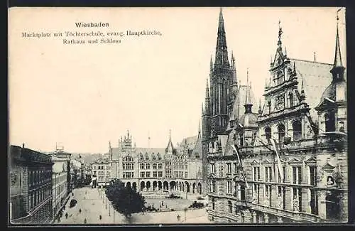 AK Wiesbaden, Marktplatz mit Töchterschule, evangelischer Hauptkirche, Rathaus und Schloss