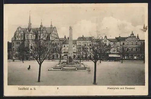 AK Saalfeld a. S., Marktplatz mit Denkmal