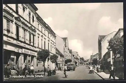 AK Strausberg, Grosse Strasse mit Geschäft von Hermann Woskowiak