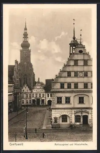 AK Greifswald, Platzansicht mit Rathausgiebel und Nikolaikirche