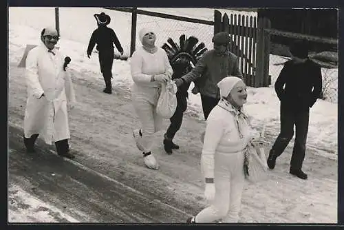 Foto-AK Verkleidete Gruppe auf dem Weg zu, Fasching