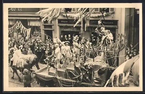 AK Festtagswagen bei einem Faschingsumzug wird von der Bevölkerung bejubelt