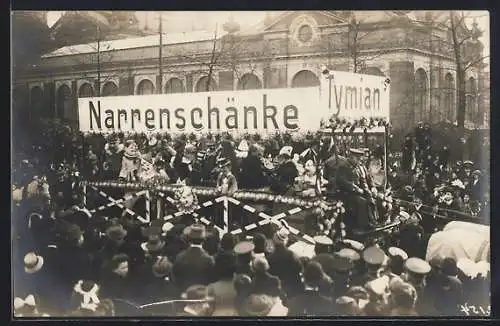 AK Festzugswagen fährt an einem Faschingsumzug an der Menschenmenge vorbei