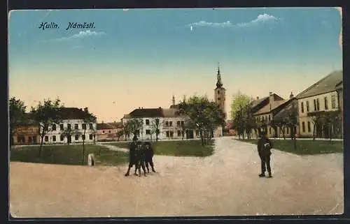 AK Hulin, Namesti, Kinder mit Blick zur Kirche