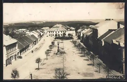 AK Prosec, Strassenpartie mit Säulendenkmal aus der Vogelschau